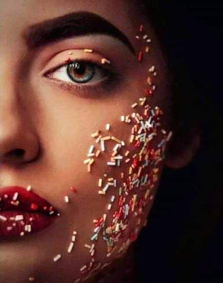 کئی رنگوں سے یہاں چہرے بنا لیتے ہیں لوگ...
اک کو سمجھو تو نیا_رنگ چڑھا لیتے ہیں لوگ..