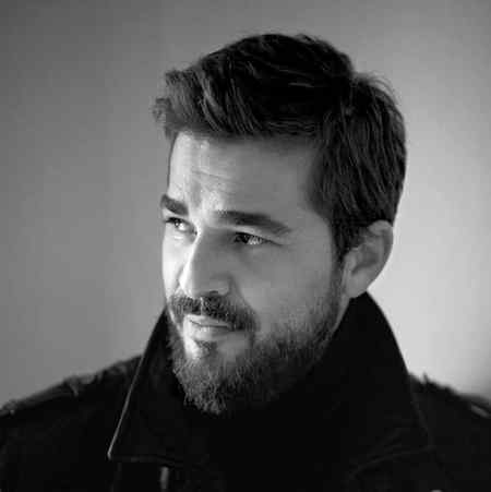 کبھی آو میرے ___درد کی زیارت کے لئے
مرید ہو کے ہی جاوٴ گے یہ وعدہ ہے میرا....