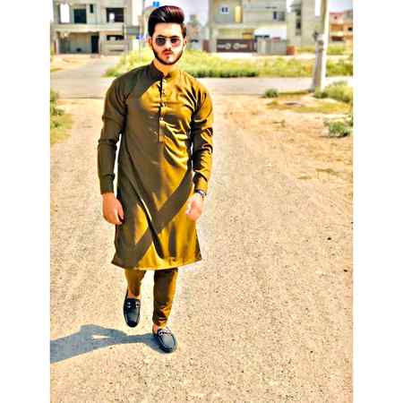 ایسے ہی نہیں  مرتے لوگ  مجھ پر..

کوئی تو   خاص بات ہوگی    مجھ میں.
❤🤓😀😘