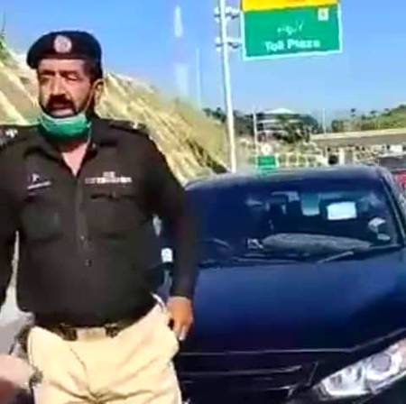 Salute to this police officer..
If everyone will perform his duty in this way then one day pakistan will be changed inshaAllah..
Respect for you sir..
Big salute tou your "Sabr". 
Khandani tarbiyat ka natija hota ha.. warna roozy m itna sabr krna asan kam nhi hota.
❤❤❤