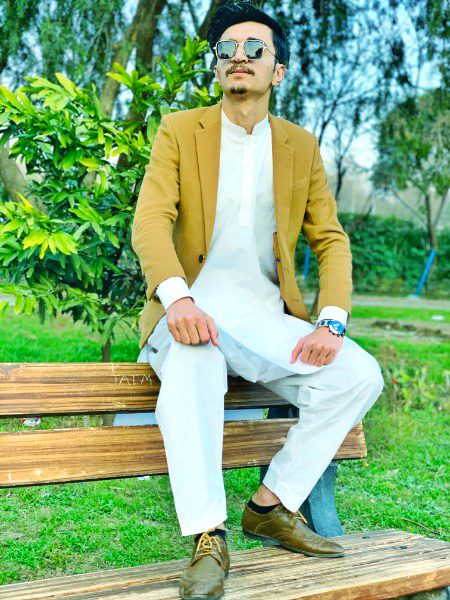 دیکھا ہے تم نے غور سے دیکھو ذرا مجھے !_!
کیسے تمہارے بعد __ میں اندر سے مر گیا