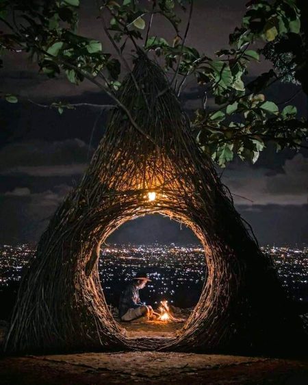 اس نے کہا کیسے سمجھوں تیرے درد کو..
میں نے کہا عشق کر، بہت کر، انتہا کر اور پھر ہار جا....