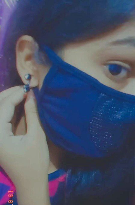 Jiski dhoon par dunia naache dil ek aisa taara hai, jo tumko bhi pyaara hai jo humko bhi pyaara hai, jhoom rahi hai saari dunia jabki humaare giton par, tab kahti ho pyar hua hai kya ahsaan tumhara hai.