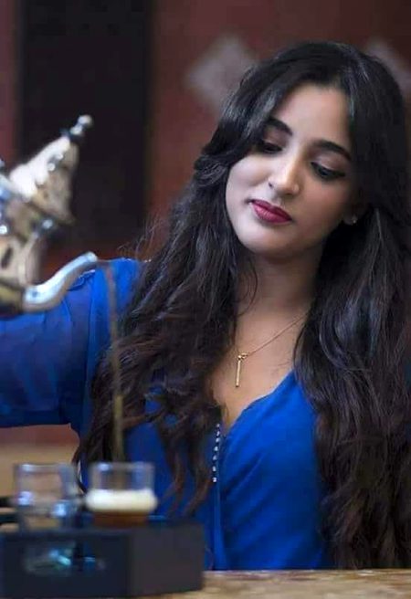 ﻃﻠﺴﻢِ ﻣﺼﺮ ﮬﮯ ﺍُﺱ ﮐﮯ ﺣﺴﯿﻦ ﮬﺎﺗﮭﻮﮞ ﻣﯿﮟ
ﺟﻮ ﻭُﮦ ﺑﻨﺎﺋﮯ ﺗﻮ ﭼﺎﺋﮯ ﮐﻮ ﺟﺎﻡ ﮐﺮ ﺩﮮ ﮔﺎ