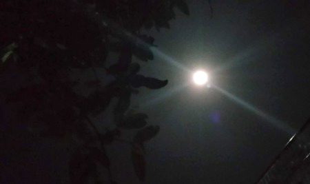 کتنا خوبصورت لمحہ ہوتا ہے ناں
رات کا ٹائم تنہائی میں چاند اور چائے