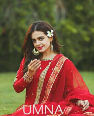 Beautiful Pakistani Actress sumbul Iqbal Nice style beautiful dress colour and Degsin