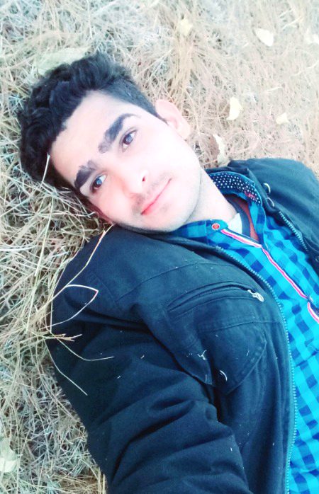 Aya khayal jism k khandraat dekh kar...
 Kaisa haseen shakhs muhabbat ne kha liya.. 💔😪😪