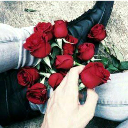 Ek saathi jo ankahi kuch baatein keh jaata hai,
Yaadon me jiska ek dhundhla chehra reh jaata hai.
  Yoon toh uske na hone ka kuch gham nahi,
 Par kabhi-kabhi aankho se ansoo ban ke beh jaata hai.
 Yoon rehta toh mere tassavur mein hai,
 Par in aankhoon ko uski talaash nahi.
Koi tumse pooche kaun hoon main,
 Tum keh dena koi khaas nahi💫💝