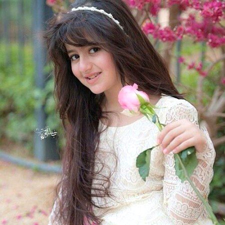 یاد رکھو کہ یہ نصیحت ہے
فرض ماں باپ کی اطاعت ہے
نہ کرو ان کو تم کبھی ناخوش
ان کے قدموں کے نیچے جنت ہے
