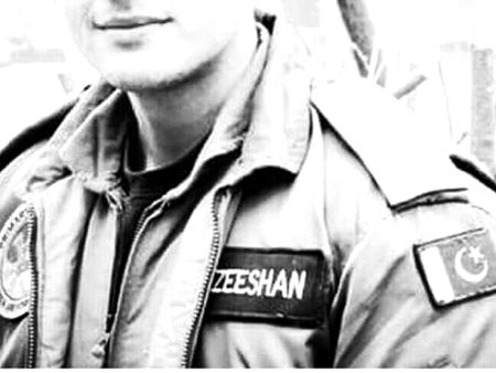 ﮔﺭﺩﻥ جھکا ﮐﺭ ﭘﮭﺭ ﺩیکھتے ﮨﯿﮟ ﺗﺼﻮﯾﺭ یاﺭ
 ﺗﻘﺎضہ ﻋﺸﻖ ﮨﮯ تیرا ﺩﯾﺩﺍﺭ بھی ﺍﺩﺏ سے ﮨﻭ