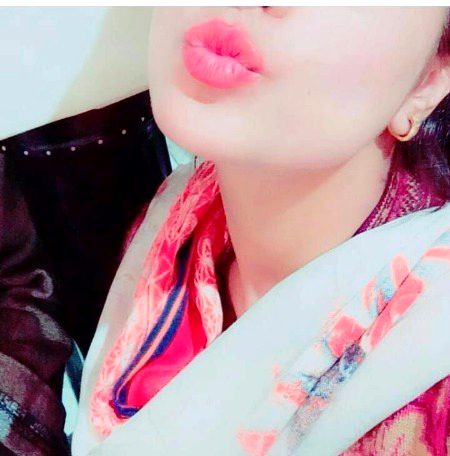 Zamana khilaf ho mujh sy
Kia faraq prta hay
Main tu aj b zindagi 
Apny andaaz sy jeeti hun