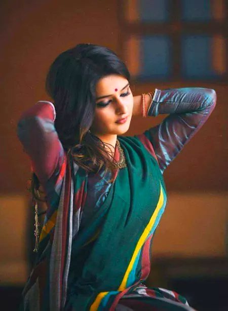 زلف ہوتی ہے💏💏 مہ جبینوں کی 😌😌 عام لوگوں کے بال ہوتے ہیں
