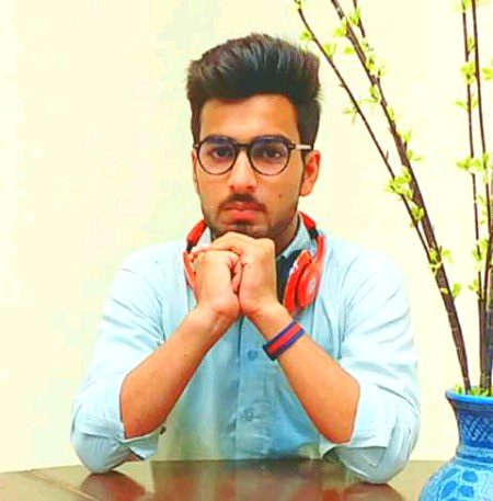 اس کی یاد آئی ہے سانسو ذرا آہستہ چلو 
دھڑکنوں سے بھی عبادت میں خلل پڑتا ہے