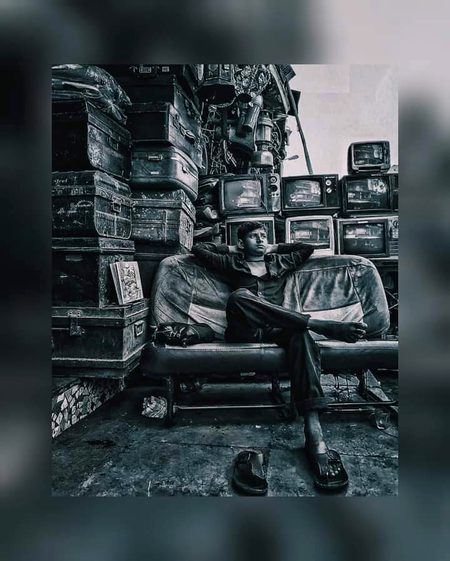 جب اس نے کہا ” مجھے تم سے محبت ہے ” تو میں باہر نکل آیا کیونکہ کمرے کی فضا اڑنے کے لئے ناکافی تھی