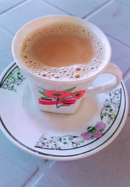 وقت قلیل  باتیں طویل  شکوے ہزار ..
پر جانے دیجیے     چائے پیجیے☕