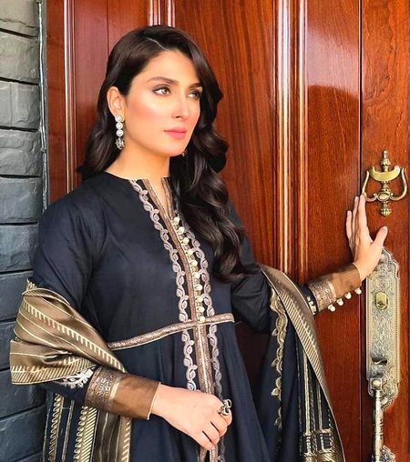یہ بھی ہو سکتا ھے ہم یاد نہ کرتے ہوں تُمہیں!
یہ بھی ممکن ہے تُمہیں ہم نے بُھلایا ہی نہ ہو...🥀🖤