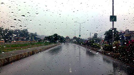 زمانے کے اشاروں پر
اداسی کے کناروں پر
کبھی ویران صحرا میں
کبھی سنسان راہوں میں
کبھی حیران آنکھوں میں
کبھی بے جان لمحوں میں
تمہاری یاد ہولے سے
کوئی سرگوشی کرتی ہے
یہ پلکیں بھیگ جاتی ہیں
دو آنسو ٹوٹ گرتے ہیں
میں پلکوں کو جھکاتا ہوں
بظاہر مسکراتا ہوں
فقط اتنا ہی کہتا ہوں
مجھے کتنا ستاتی ہو
مجھے تم یاد آتی ہو
مجھے تم یاد آتی ہو

😣😭😔😔😔