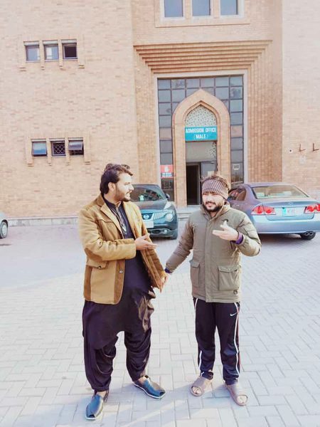 لوگوں کو وقت دیں, موقع دیں, عزت دیں لیکن کسی سے تعلق کی بھیک نہ مانگیں..!!