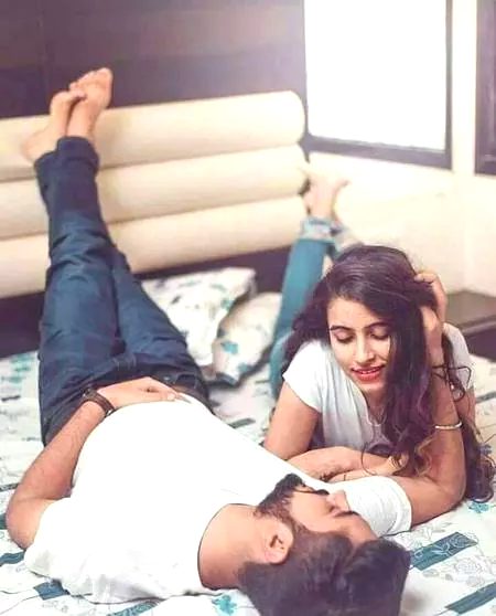 الجھنیں بھی اسے دیکھیں😌😌 تو سلجھ 💓💓💏💏جاتی ہیں😘😘  یار وہ شخص 💋💋نگاہوں سے گِرہ کھولتا ہے