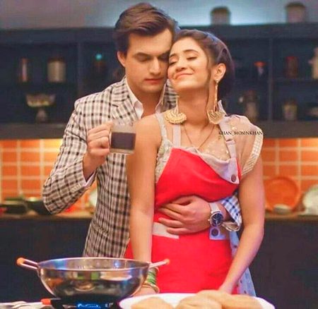 گردنیں کون جھکواتا ہے محبت میں 
یار سینے سے لگانے کے لئے ہوتے ہیں❤️ ❤️  ❤️ ❤️  ❤️