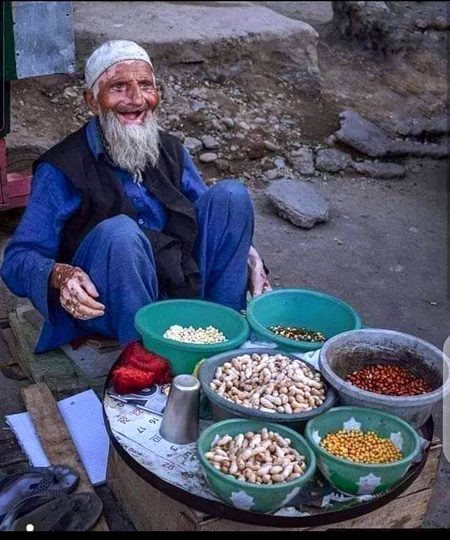 *ایسے لوگوں سے بلاوجہ چیزیں خرید لیا کرو* .
*کیونکہ ان کے گھر میں دوسرا کمانے والا کوئی نہیں ہوتا*. ❤
🌸