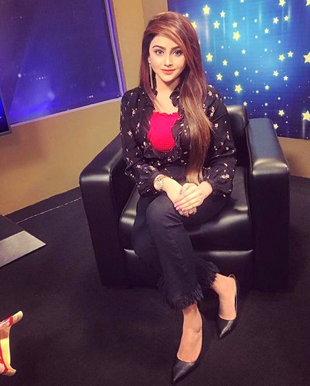 OHhh mEra DekHh Ke NakhRaaa😜😜 YE DuNiYaaaa SHarmAa Jaegii🤨🤨🙃🙃