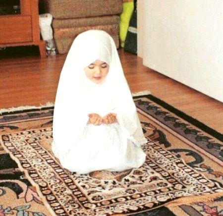 جو اپنے لیے نہیں لوگوں کے لیے دعا کرتے ہیں
ان کے حق میں فرشتے دعا کرتے ہیں