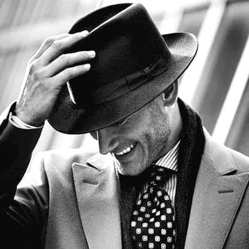 ﮨﻢ ﻧﮯ ﭼﮩﺮﮮ ﭘﮧ ﻣﺴﮑﺮﺍﮨﭩﯿﮟ ﻣَﻞ ﮐﺮ
ﺁﺋﯿﻨﮯ ﮐﻮ ﮨﻤﯿﺸﮧ ﺧﻮﺵ ﮔﻤﺎﮞ ﮨﯽ ﺭﮐﮭﺎ