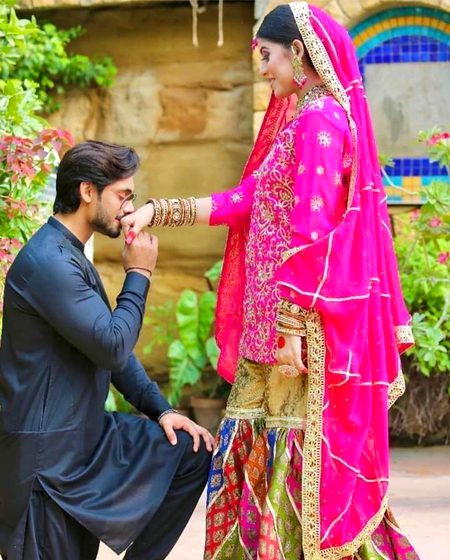 💓میرے تن سے مہکتی ہے تیری خوشبو💓
💓اسے اپنی سانسوں سے ہٹاوں کیسے💓

💓تیرے عشق کا سجدہ کیا ہے میں نے💓
💓تیری صورت سے نظریں ہٹاوں کیسے💓
❣️