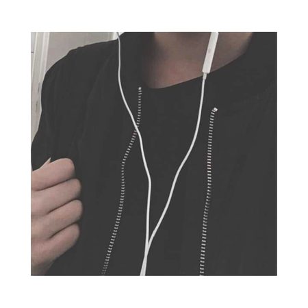 " وہ کوئی عام سا شخص نہیں ہے، 
وہ بہت خاص ہے بہت خاص، بہت الگ، جیسے بہت قیمتی، اور میں یہ کیسے بھول بیٹھا کہ میرے حصے میں عام سی چیزیں ہی آتی ہیں_" 💔🥀