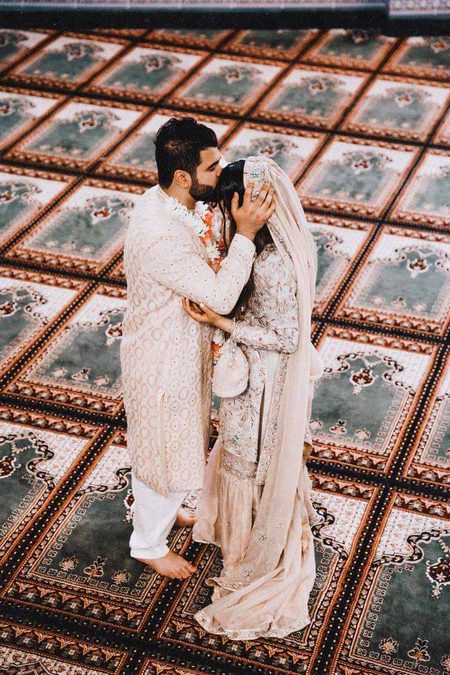 ابھی خوبصورت چہرہ ہے عاشق بہت ہوں گے ❤️
جو جھریاں بھی چومیں ایسا دلبر تلاش کر 😌