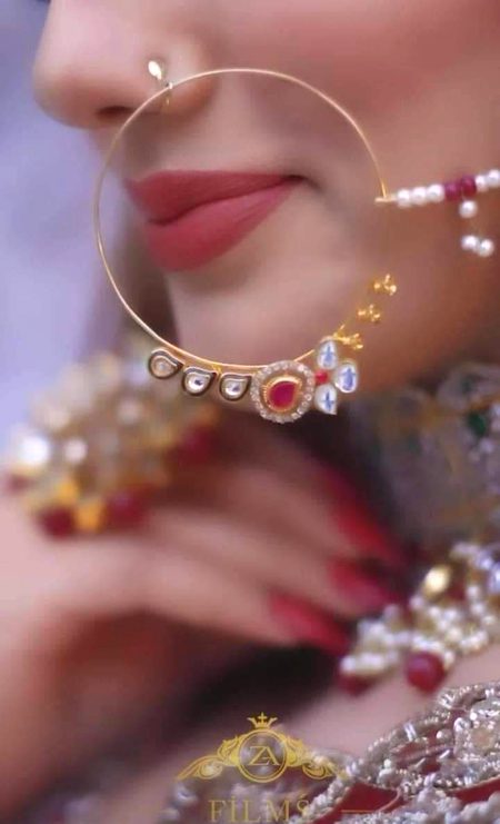 حقیقتوں کی تلخی اپنی جگہ

میں خواب دلنشین دیکھتی ہوں