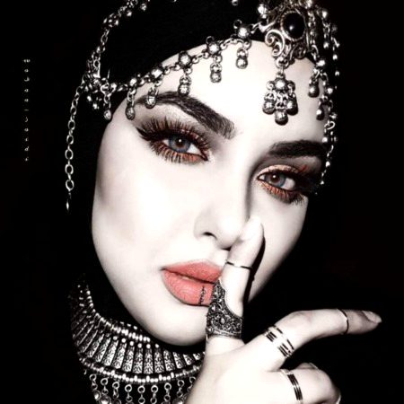 مُحٙبّت ہو بھی جائے تو
میرا یہ بٙخت ایسا ہے
جہاں پر ہاتھ میں رکھ دوں
وہاں پر دٙرد بڑھ جائے
مُحٙبّت سٙرد  پڑ جائے!!