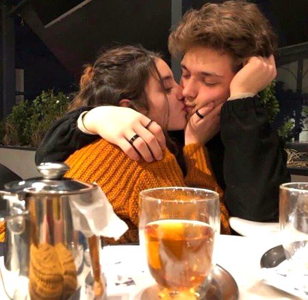 wow this kiss is attractive