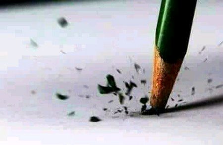 تحریر میں آجاتا ہے لفظ جدائی
!محسوس یہ ہوتا ہے کہ قلم ٹوٹ رہا ہے
🖤
