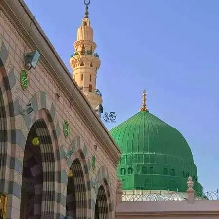 نہ مہہ کا زکر نہ پینے کی بات کرتے ہیں 💚ہم اہل دل ہیں مدینے کی بات کرتے ہیں 💚مردہ دل ہیں جو قائل نہیں حیات نبیﷺ کے 💚ہم زندہ دل ہیں جو مدینے کی بات کرتے ہیں