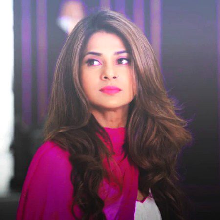 تمھارا شوق بن گیا ہے اپنی مرضی سے بات کرنا اپنی عادتیں بدل لو میرے بدلنے سے پہلے