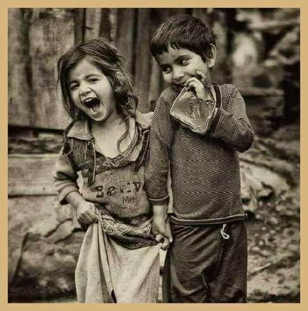 رونے کو ایک عمر پڑی ہے سو جان ِ جاں
تصویر بن رہی ہے چلو مسکرائیں ہم