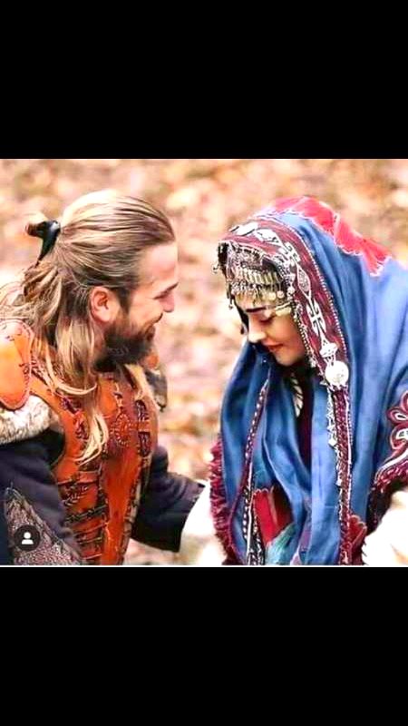 ہم نے دیکھا ہےبہت غور سے جاناں
تیرے چہرےپہ تیری آنکھیں کمال کرتی ہیں😘😘