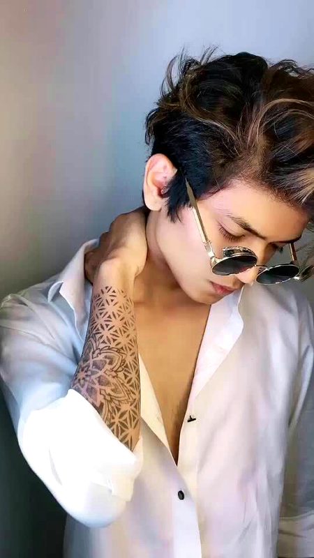 "- Wo Kehti Thi Mujhe Pasand Hai Muskurahate Teri 😍  "- Bs Fir Kiya Le  Gayii Chin Ke 🥀 :) InNoCeNt😉