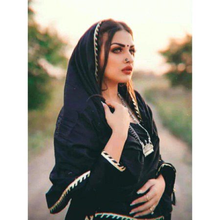 آپ جس عورت سے پیار کرتے ہیں
اُس کا بوسہ کیسا ہے
یہ جانے بنا مر جانا ایک بہت بڑی تکلیف ہے۔