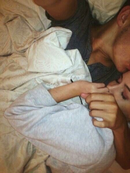 Raat se suba ho gyi tere sth leptey hoye ____ pata nai chalta hum kab se jur k hai is tara tere sth