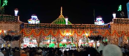 دیار داتا پہ بٹتا ہے رات دن صدقہ 
وہاں سے دست طلب ہو کے سرخرو آئے 💚