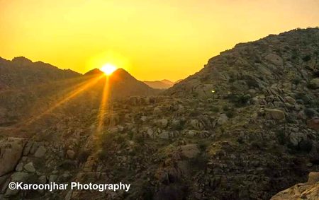 ھزارين يادن سان ڪارونجهر جي ڪور تان لهندڙ سج کي الوداع..
الوداع 2k19

Courtesy : Karoonjhar Photography