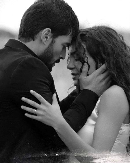 سات رنگوں کی قسم تو مرا رنگِ ہشتم
میں تیرے رنگ میں رنگتے ہی سنور جاؤں گا
جا کے بیٹھوں گا تری سمت جھکائے نظریں
نہ میں بھٹکوں، نہ کسی اور کے در جاؤں گا❤