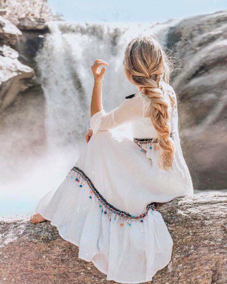 Betha Kar Pehlu Mein Yaad ko Ghalib Saari Raat,
Jo Kuch Nahi Karte Woh Kamal Karte Hain.