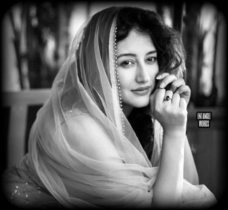 ہزاروں  استعارے  ہیں ، ہُنر  بھی  ہے  مگر  آذرؔ
جمالِ یار کی لفظوں سے ؛ پیمائش  نہیں  ہوتی