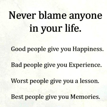 مُجھ  کو ہر آن  خُود  سے  خطرہ تھا
سو کسی اور میں جا چُھپا ہُوں میں

Jigar g😉