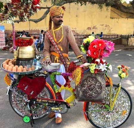 کچھ اس طرح دوستی نبھائیں گے
نوکری نہ بھی ملی تو نہیں گھبرائیں گے
دونوں چائے  کی ریڑھی لگائیں گے 
تم چائے بنانا ہم چائے چائے چلائیں گے