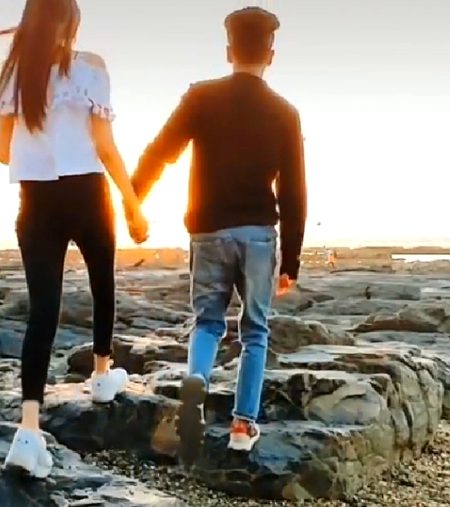 Reh gye hyn jo tujh mai👀
Mery lamhye luta dye😞
Meri ankhon mai aa k😍
Mujhy torha rola dye😍